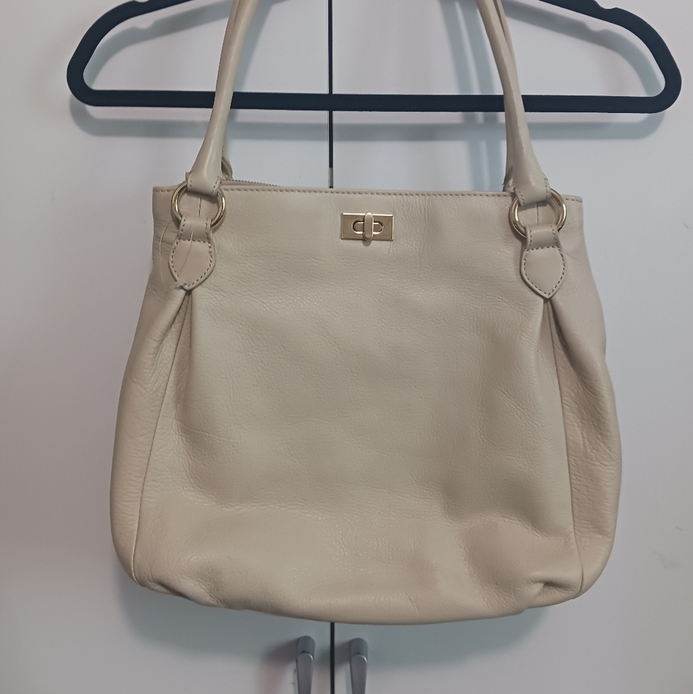 Cream-colored bag. Brand: Andrew Brooke